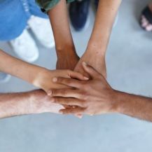 Photo avec différentes mains 
