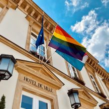 Photo de drapeaux en relation avec LGBTIQ+, l'Europe et le Luxembourg